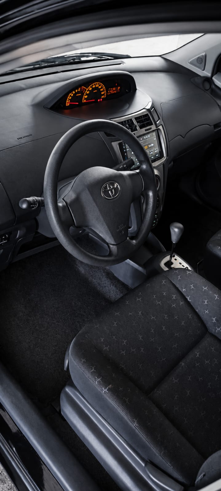 🚗✨ TOYOTA VITZ 2009