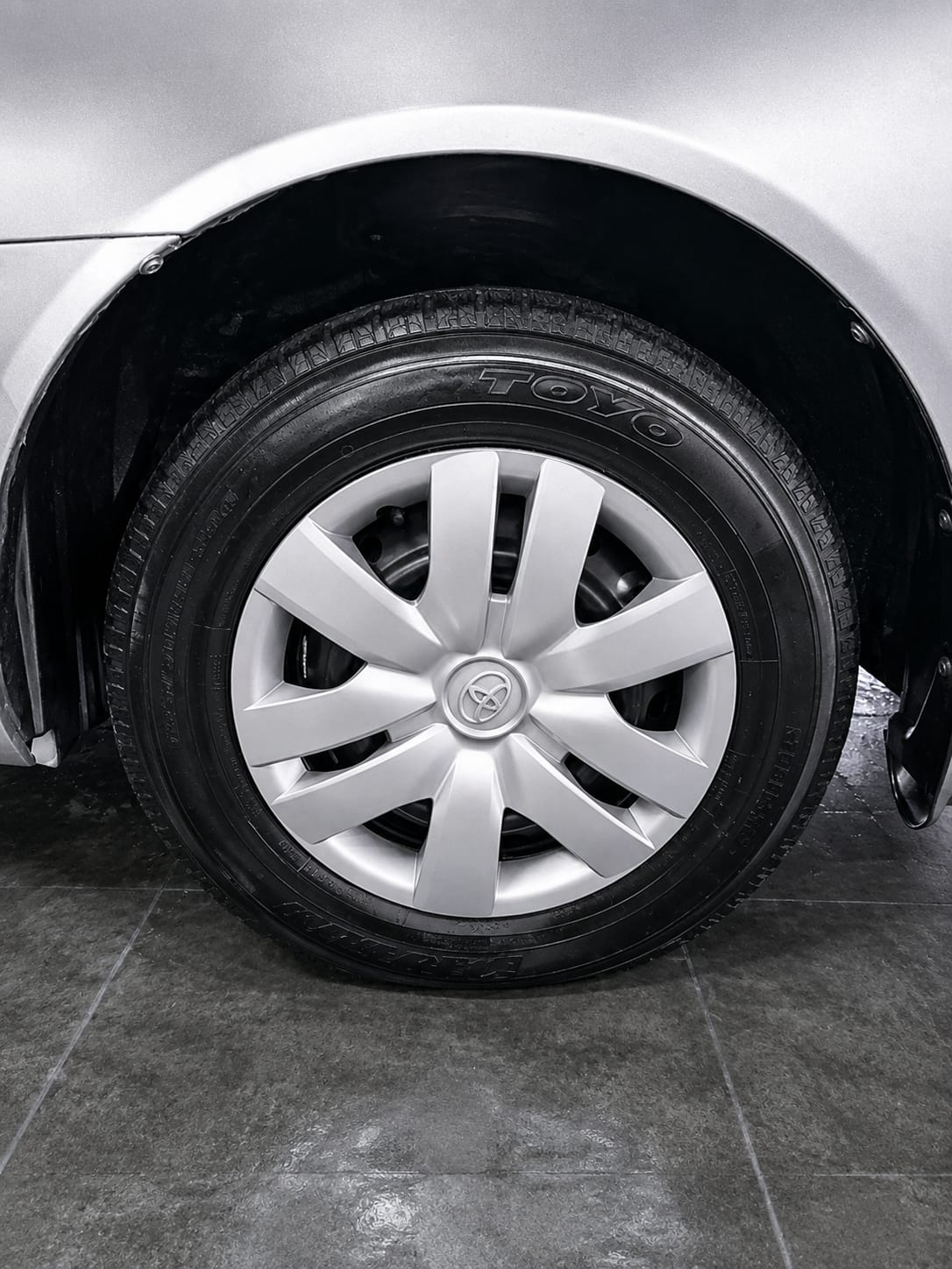 TOYOTA PREMIO 2004